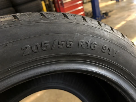 Foto del costado de una llanta con la medida 205/55 R16 91V